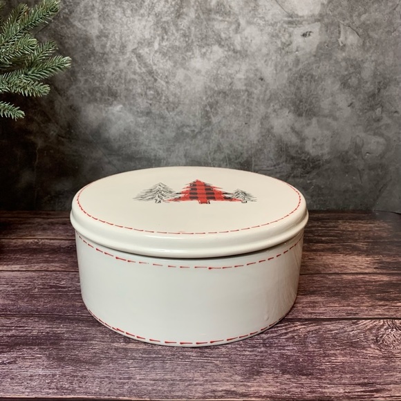 10 Strawberry Street ~ North Pole Bed & Breakfast Ceramic Cookie Tin - Picture 3 of 13